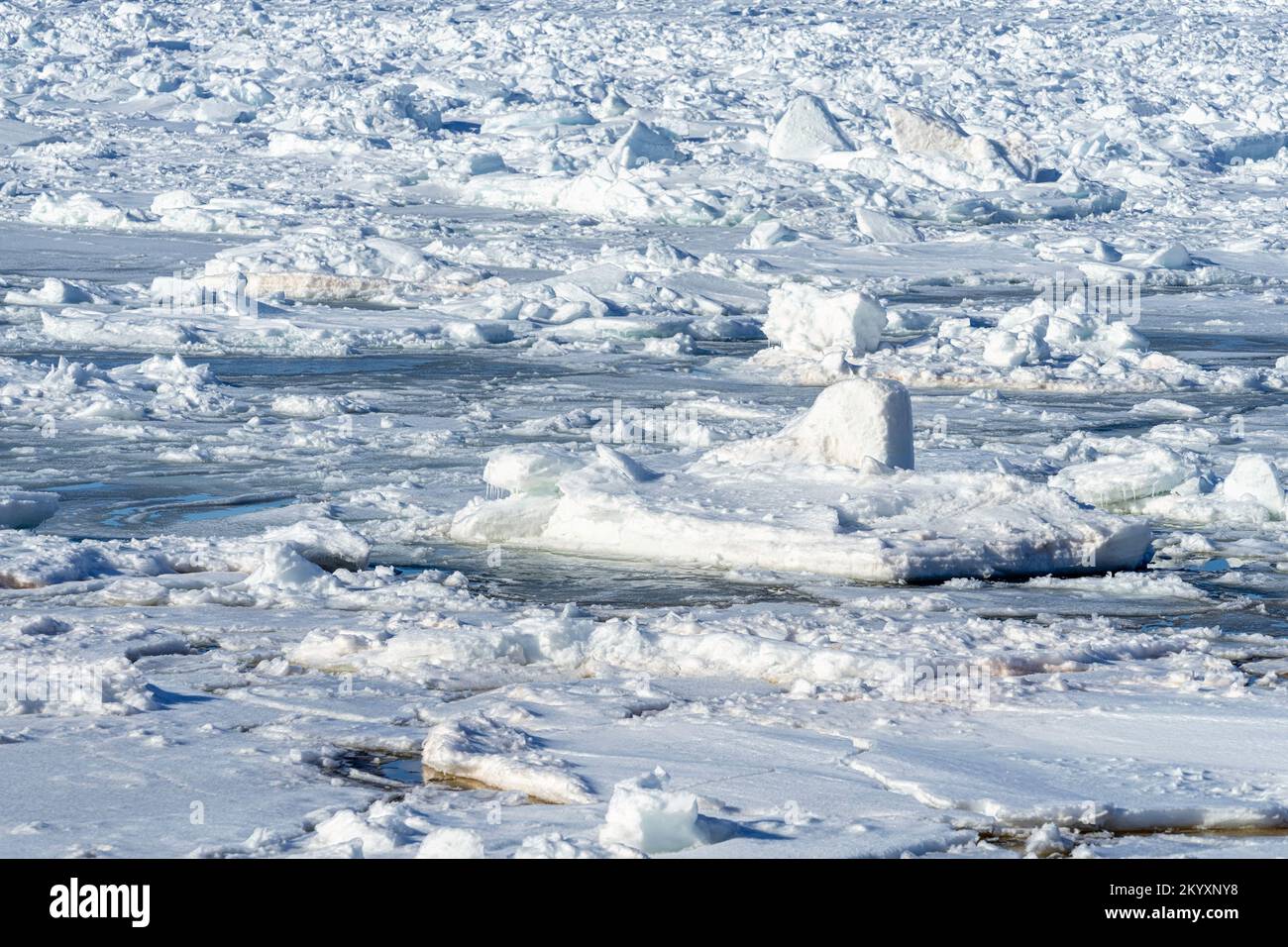 Il ghiaccio galleggia lungo le coste settentrionali del Canada. Foto Stock