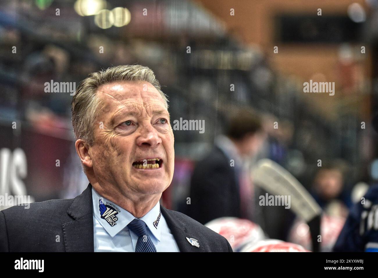 Villingen Schwenningen, Germania. 02nd Dec, 2022. Hockey su ghiaccio: DEL, Schwenninger Wild Wings - Augsburger Panther, Hauptrunde, 26° giorno, Helios Arena. Harold Kreis, allenatore capo delle ali selvatiche Schwenninger. Credit: Roland Sigwart/dpa/Alamy Live News Foto Stock