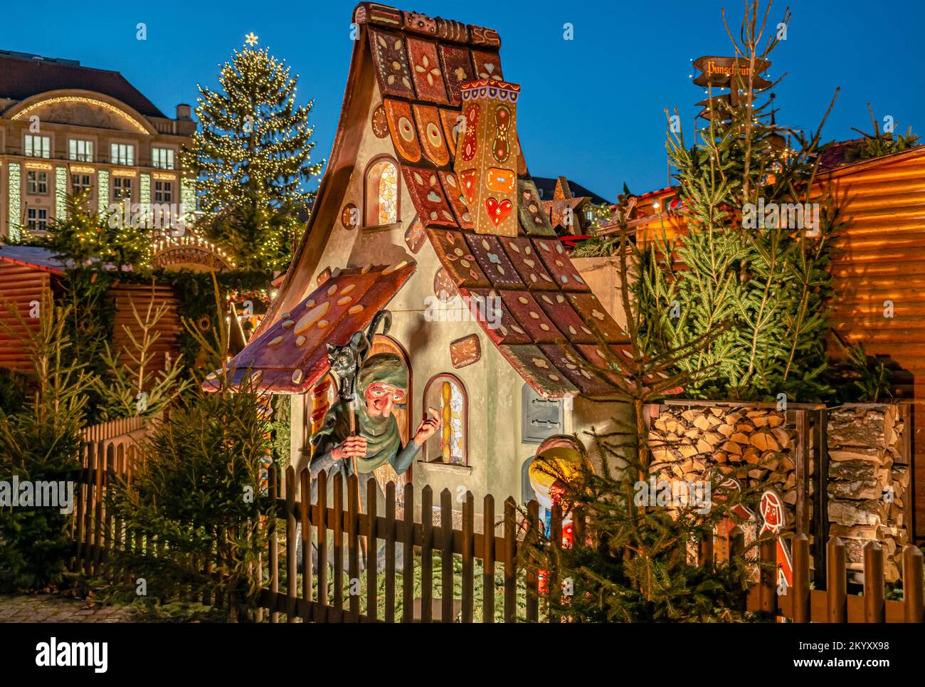 Decorazione di cottage di pan di zenzero al mercato di Natale di Dresda, Striezel Markt, Sassonia, Germania Foto Stock