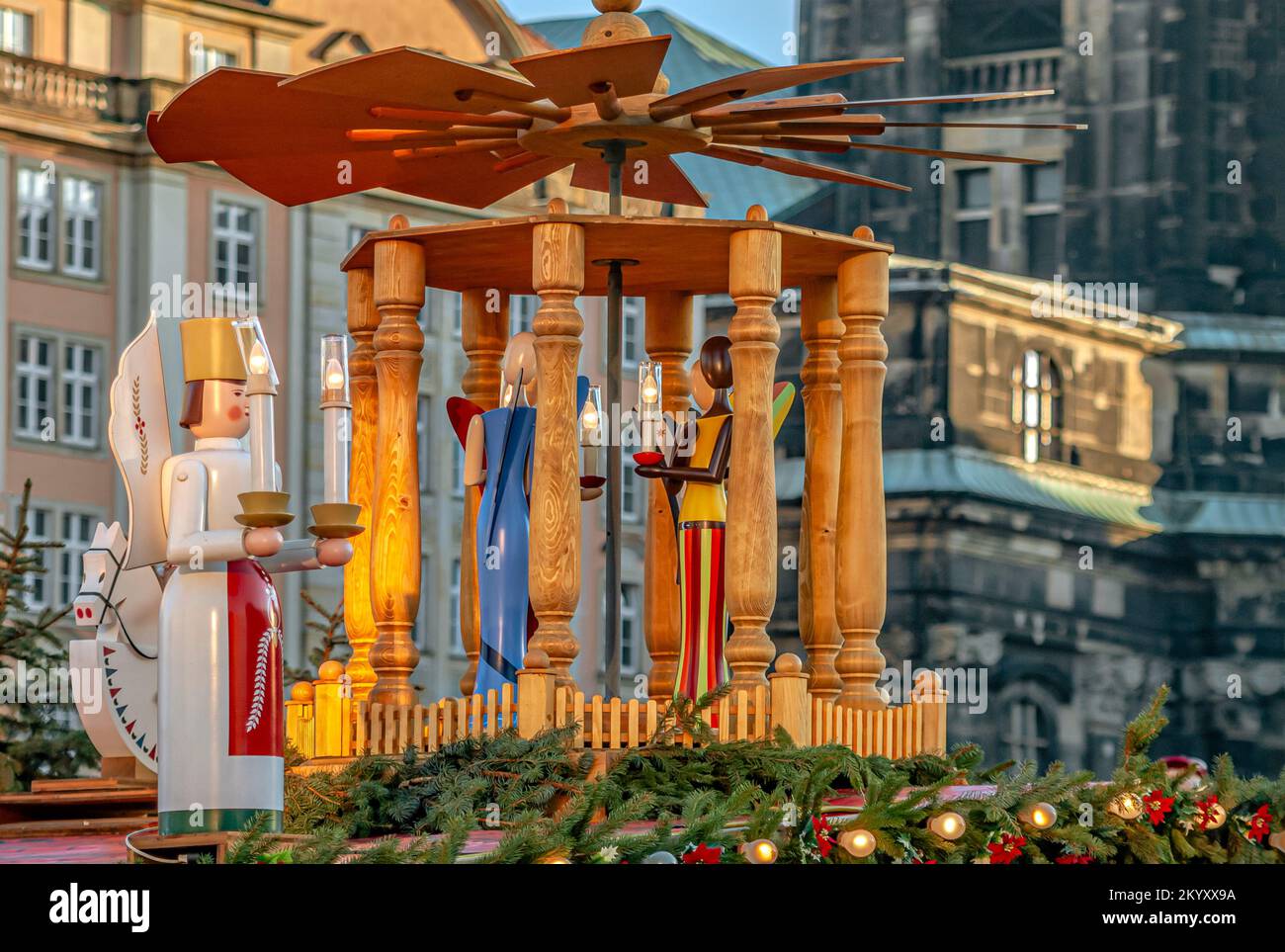 Grande Piramide di Natale in legno al mercato natalizio di Striezel a Dresda, Sassonia, Germania Foto Stock