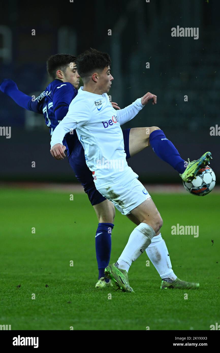 Bruxelles, Belgio. 02nd Dec, 2022. Deniz Arabaci di Jong Genk e Lucas Ferrara di RSCA Futures combattono per la palla durante una partita di calcio tra RSCA Futures (U23) e Jong Genk (U16), venerdì 02 dicembre 2022 a Bruxelles, il 16° giorno della 2022-2023° 1B° divisione del campionato belga 'Challenger Pro League'. BELGA PHOTO LUC CLAESSEN Credit: Belga News Agency/Alamy Live News Foto Stock