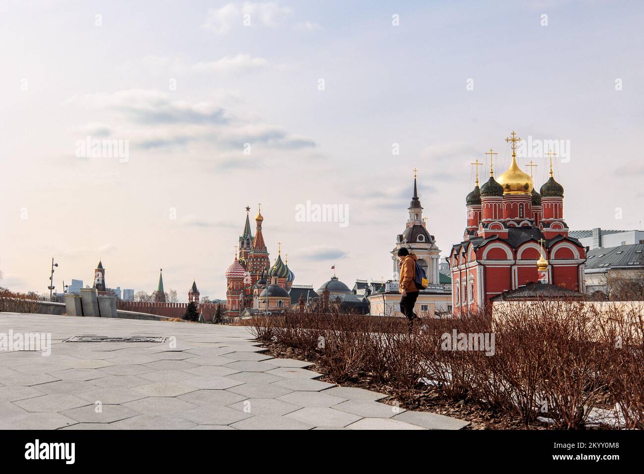 Mosca, Russia - 1 aprile 2022: Vista del Parco Zaryadye a Mosca, Russia. Chiesa del segno della Madre di Dio, Monastero di Znamensky. Foto di alta qualità Foto Stock