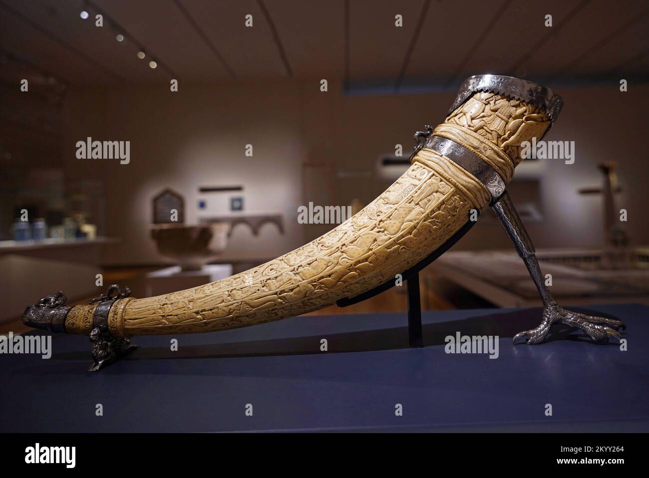 Toronto, Canada - Dicembre 2022: Il Museo Aga Khan contiene antichi manufatti islamici, come questo corno di caccia all'avorio del 12th ° secolo, conosciuto come un ol Foto Stock