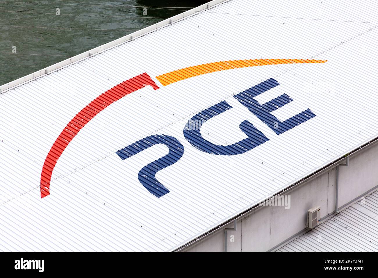 PGE Polska Grupa Energetyczna SA, PGE Group logo, tetto di costruzione, nessuno, nessuna persona. Closeup logo società di potere pubblico di proprietà dello stato polacco, editoriale sh Foto Stock