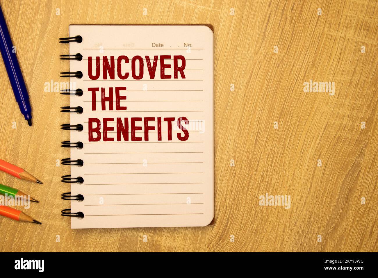 Scopri i vantaggi - testo scritto sul notebook su un tavolo di legno con penna caffè e bicchieri. Foto Stock