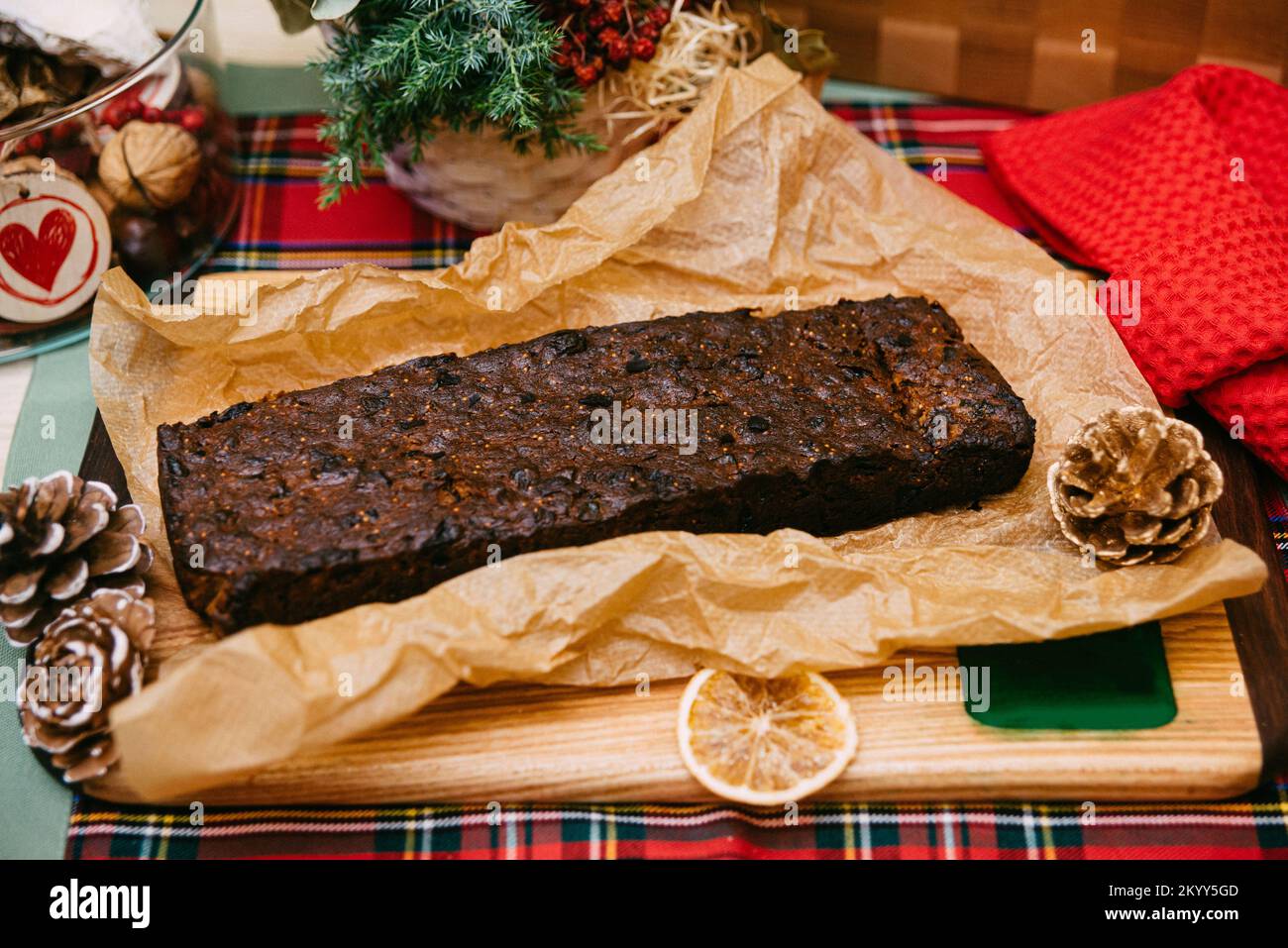 Torta di Natale con frutta secca, semi di fichi e uva passa Foto Stock