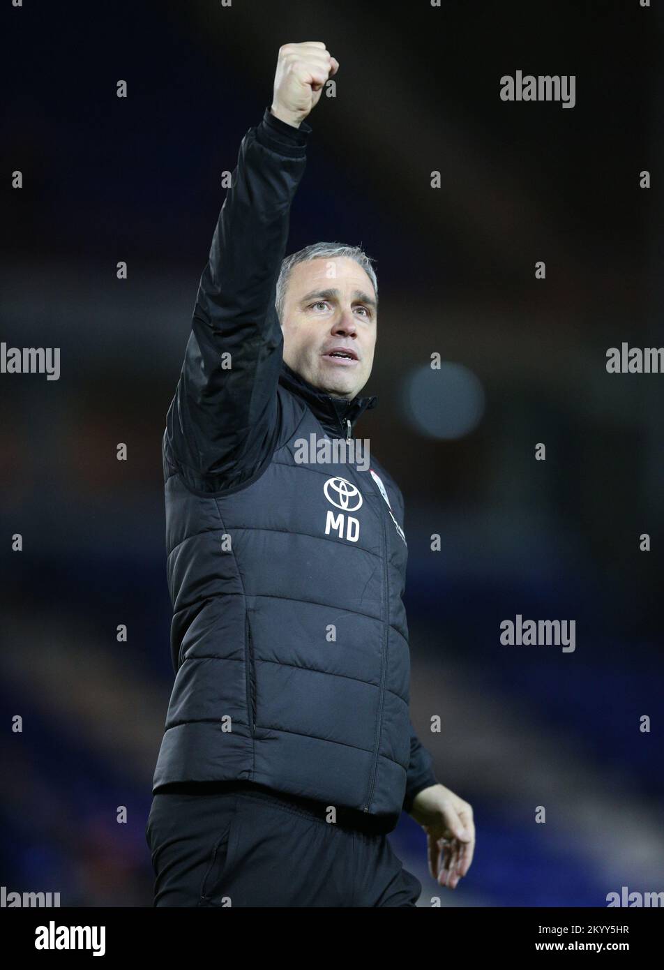 Il manager di Barnsley Michael Duff festeggia dopo il fischio finale durante la partita della Sky Bet League One al Weston Homes Stadium, Peterborough. Data immagine: Venerdì 2 dicembre 2022. Foto Stock