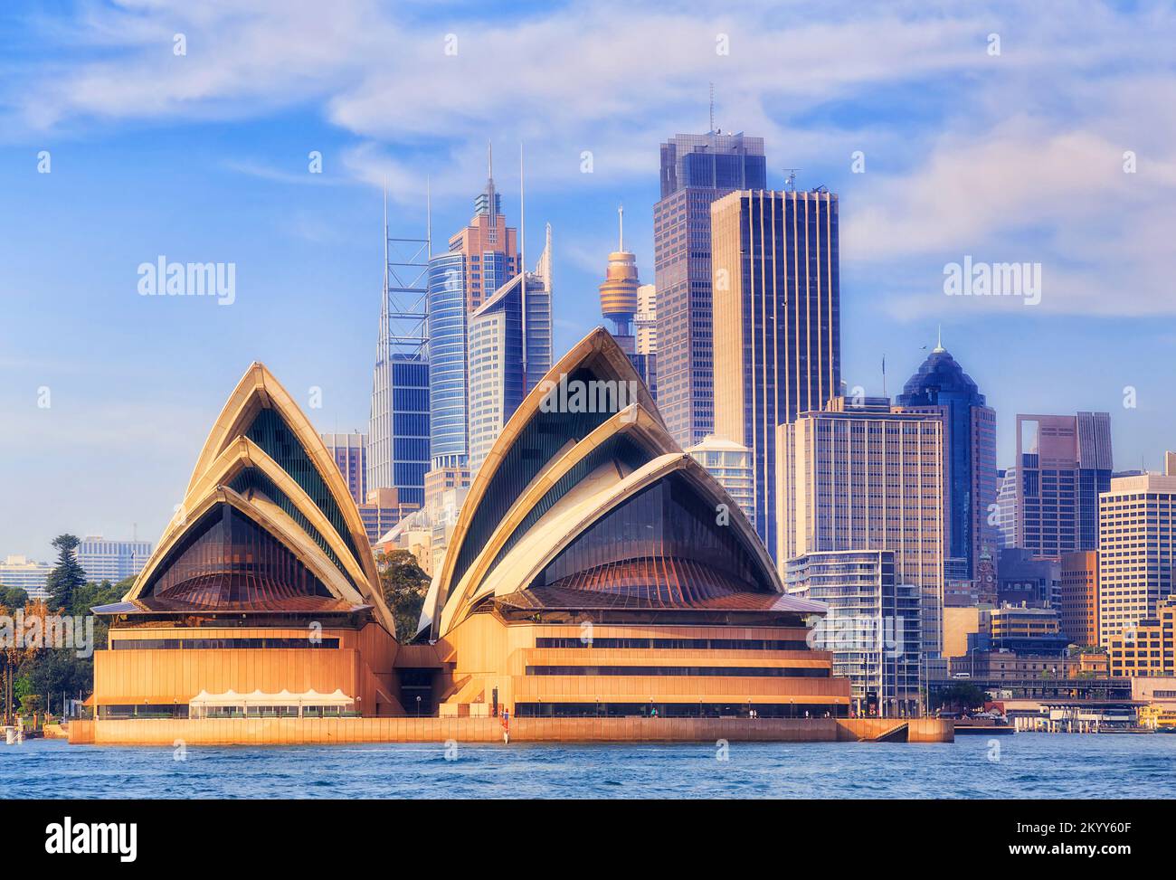 Alto edificio sul lungomare del porto di Sydney e punti di riferimento architettonici nella Citta' di Sydney. Foto Stock