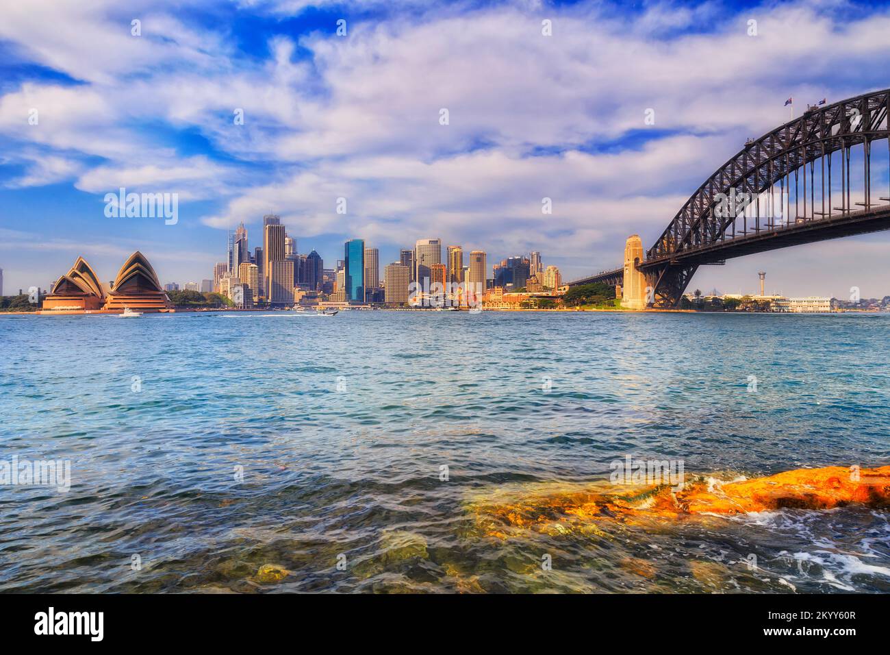 Fonte d'acqua del porto cittadino di Sydney con i principali punti di riferimento architettonici intorno al Circular Quay, The Rocks e North Sydney. Foto Stock