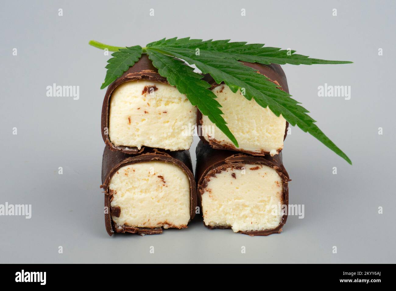 foglia di marijuana verde e formaggio al latte al cioccolato con olio di cannabis. Foto Stock