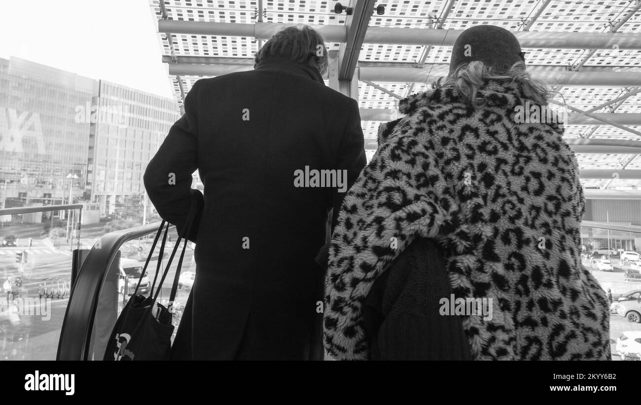 Milano, Italia - Novembre 2022 viaggiando in metropolitana con e senza maschera facciale Foto Stock