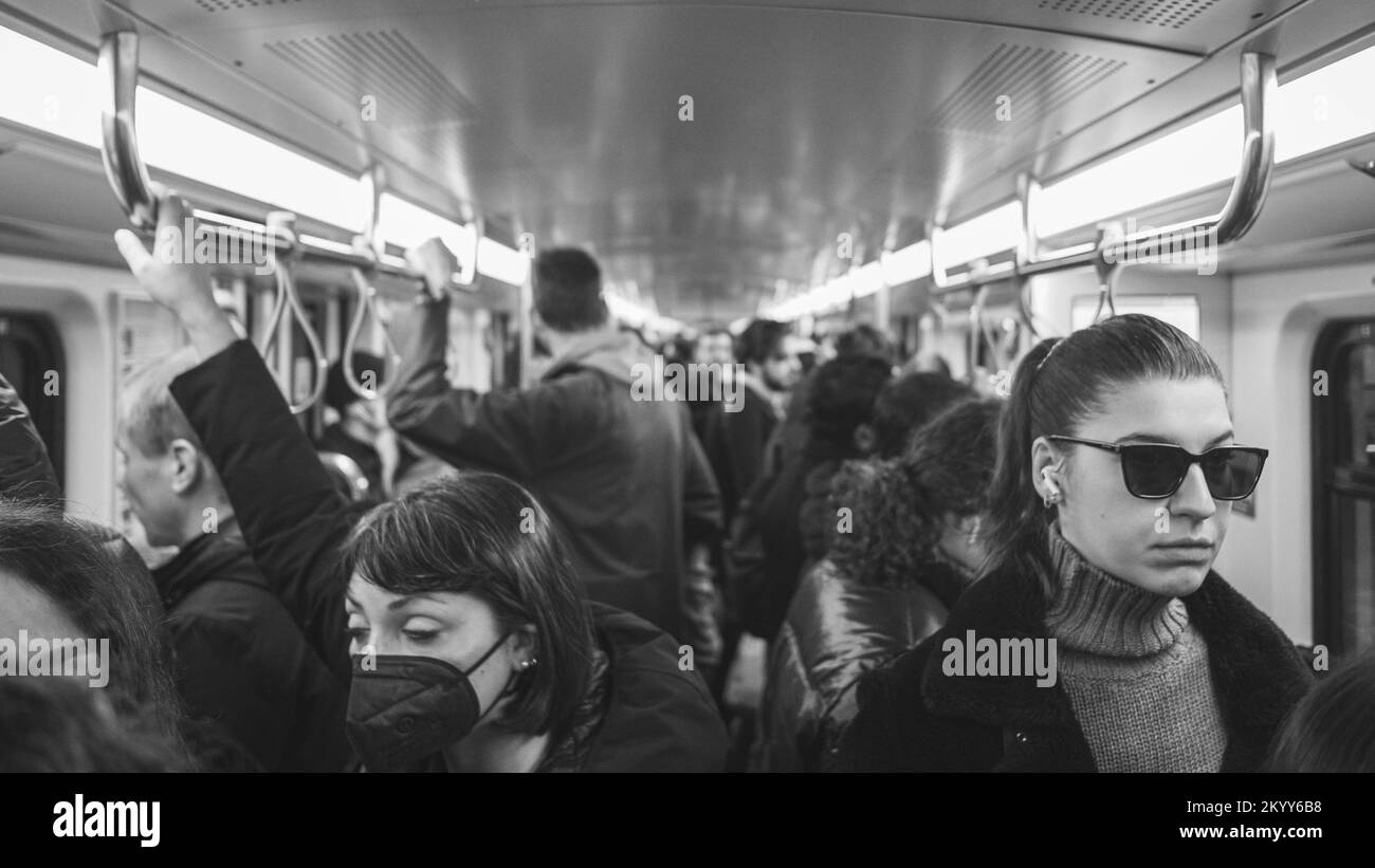Milano, Italia - Novembre 2022 viaggiando in metropolitana con e senza maschera facciale Foto Stock
