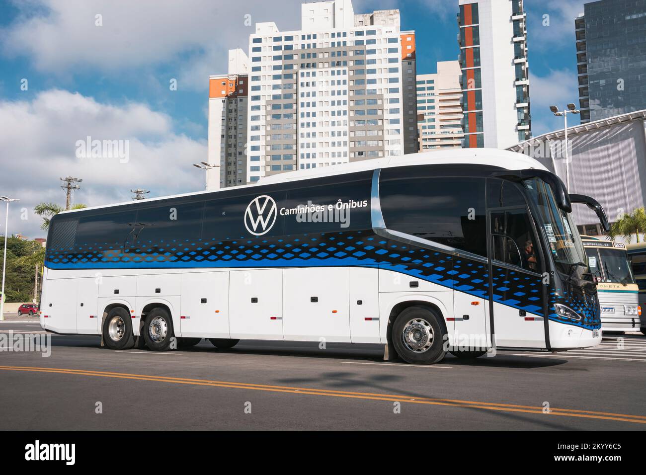Bus vehicle Irizar i6s Plus Volksbus 18-130 OT Euro V 2019 in mostra al Bus Brasil Fest 2022, che si tiene nella città di Barueri, Brasile. Foto Stock