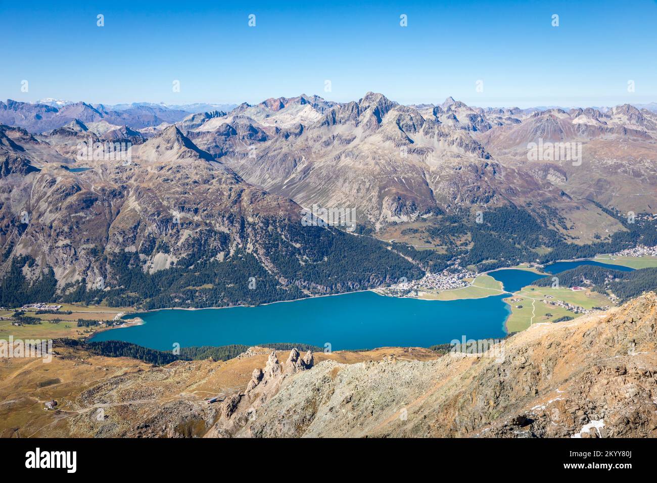 Sopra il lago di Silvaplana, Sils e Maloja da Piz Corvatsch, Engadina, Svizzera Foto Stock