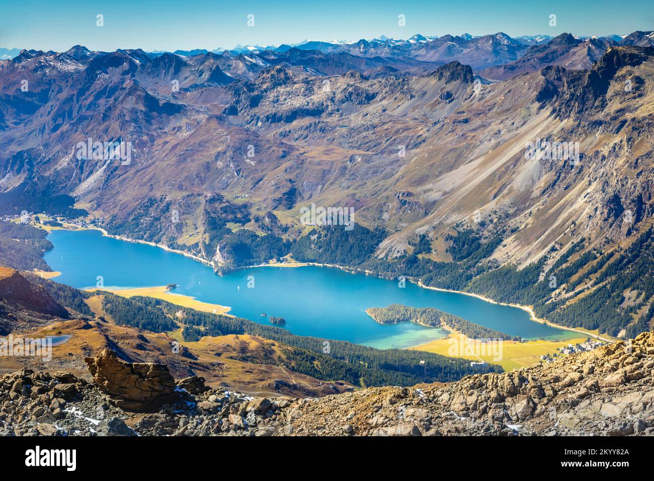 Sopra il lago di Silvaplana, Sils e Maloja da Piz Corvatsch, Engadina, Svizzera Foto Stock