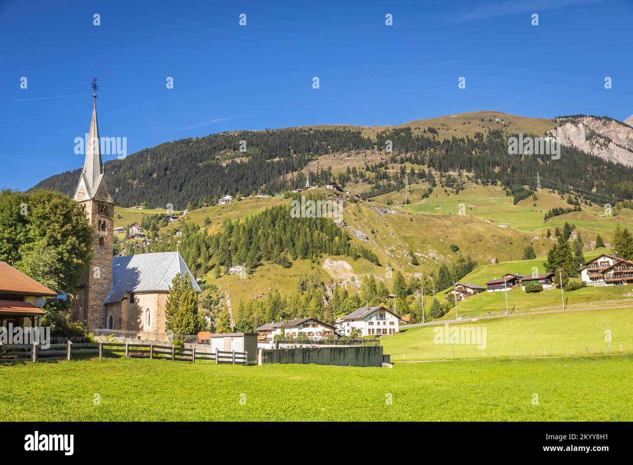 Paesaggio idilliaco della chiesa nella valle dell'Engadina, Alpi svizzere, Svizzera Foto Stock