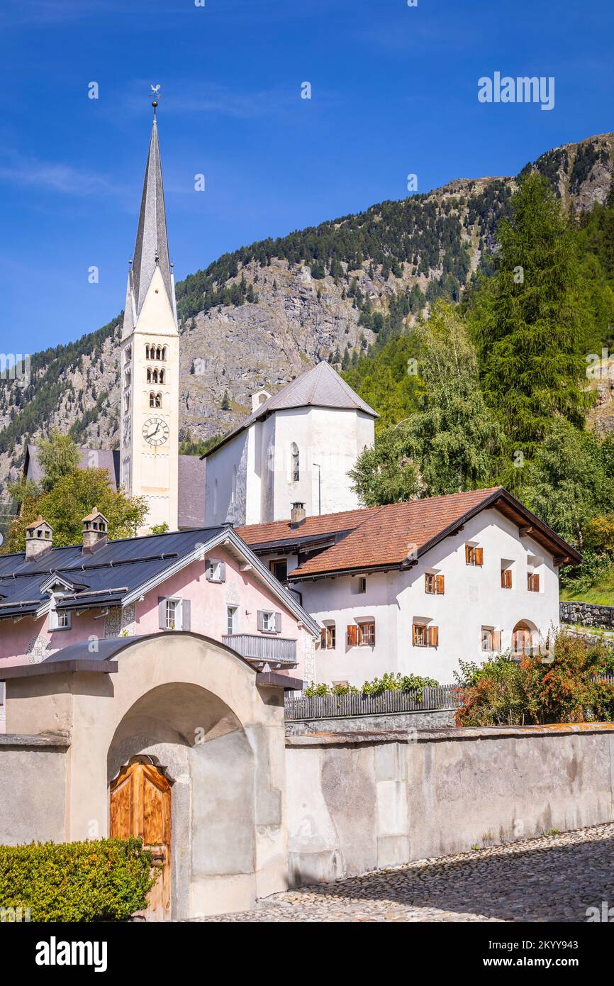 Paesaggio idilliaco del villaggio di Zernez, Engadina, Alpi svizzere, Svizzera Foto Stock
