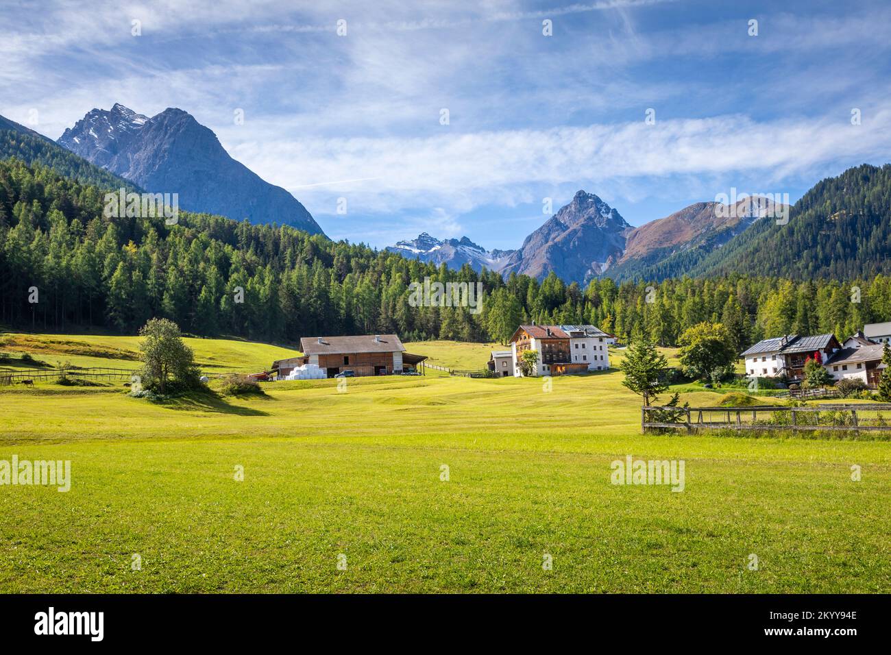 Paesaggio idilliaco del villaggio di Scuol Tarasp, Engadina, Alpi svizzere, Svizzera Foto Stock