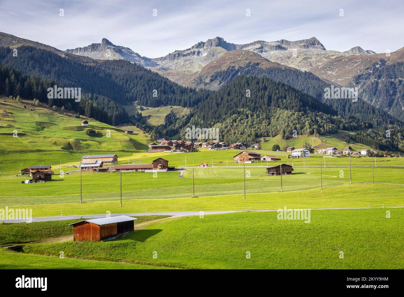 Idilliaco paesaggio di villaggio nel Cantone di Graubunden, Alpi svizzere, Svizzera Foto Stock