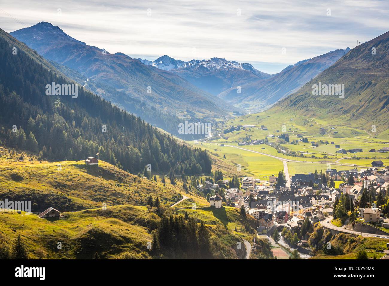 Paesaggio idilliaco del villaggio di Andermatt, Alpi svizzere, Svizzera Foto Stock