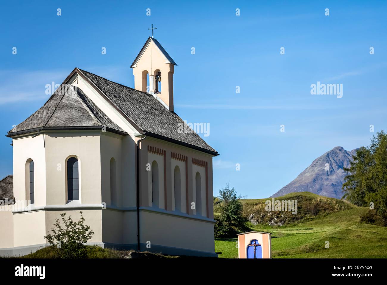 Paesaggio idilliaco della chiesa di Ardez, Engadina, Alpi svizzere, Svizzera Foto Stock