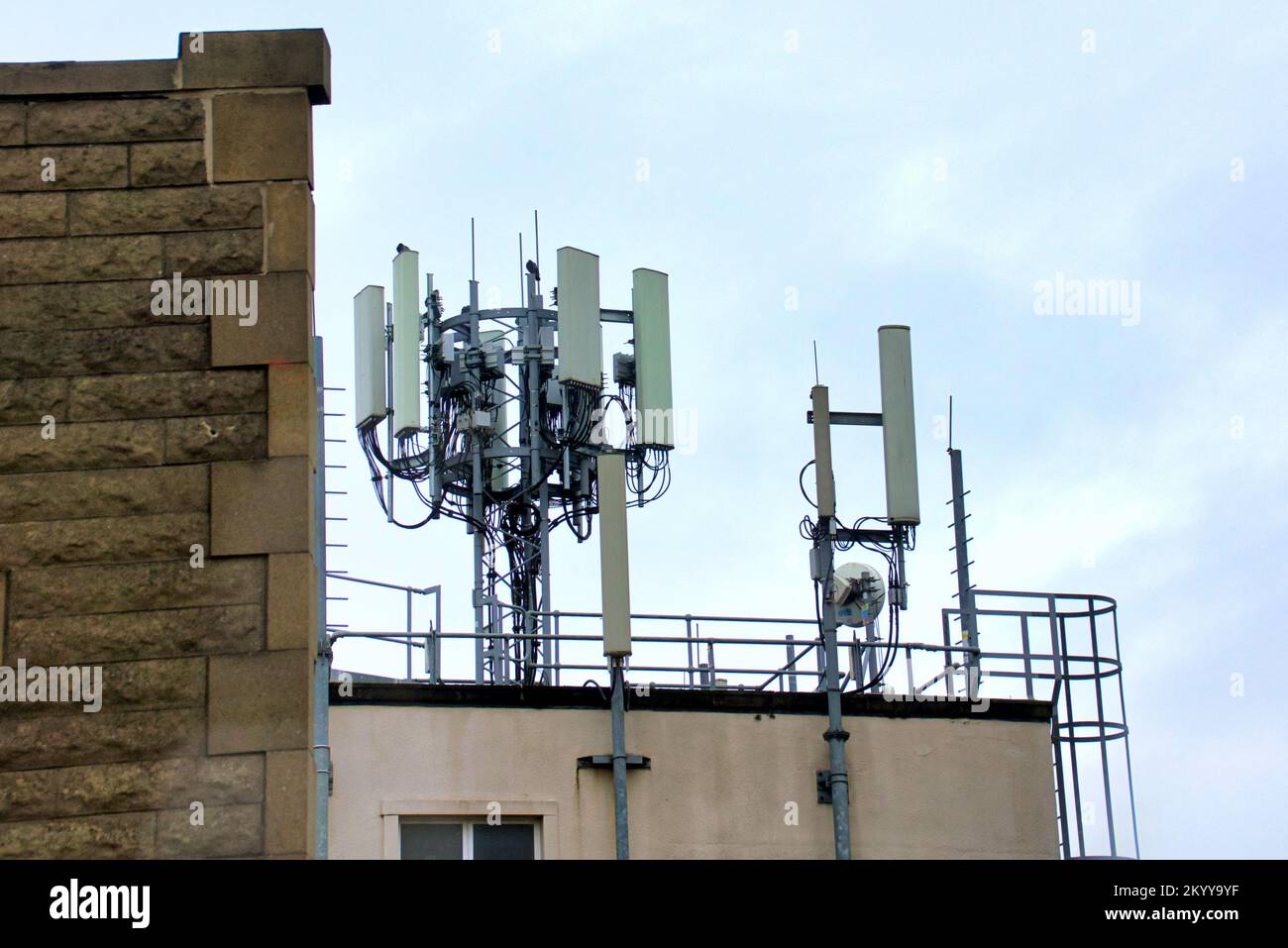 5G antenne telefoniche su un tetto a Edimburgo Foto Stock