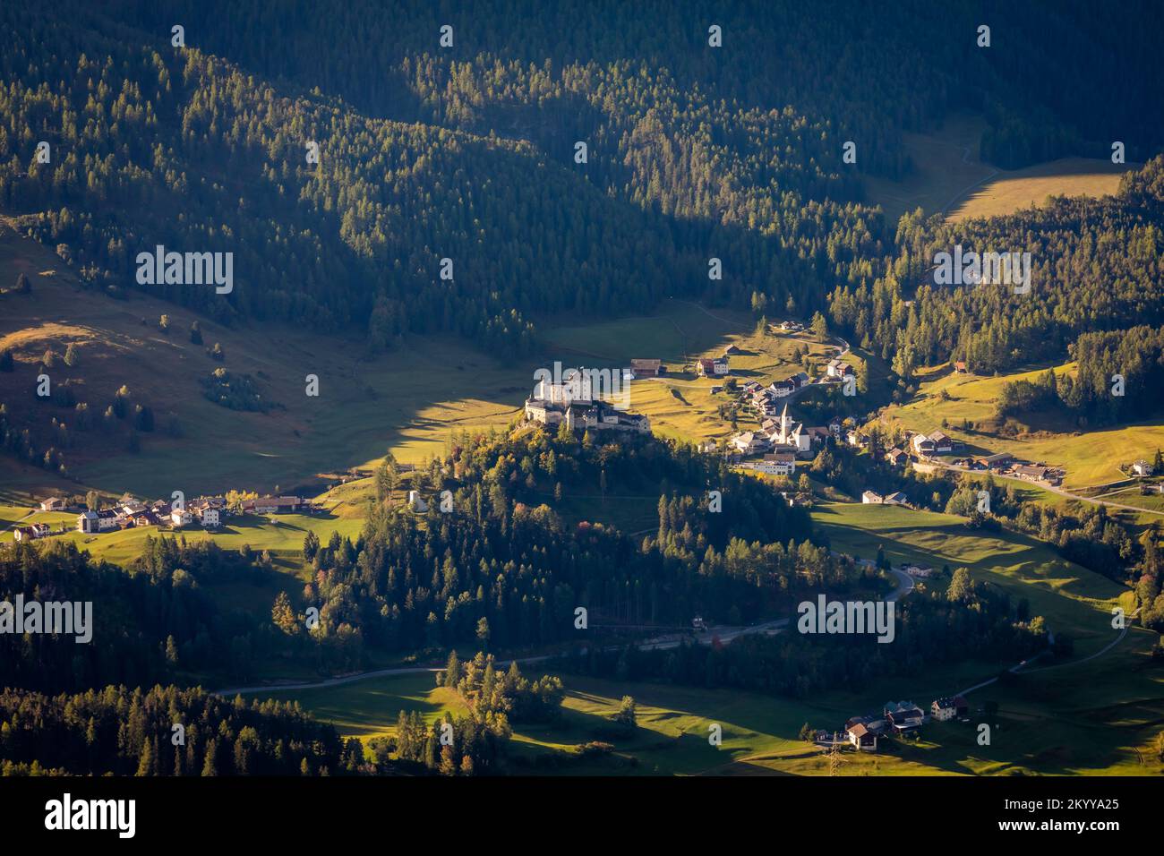 Sopra l'idilliaco villaggio di Scuol Tarasp, Engadina, Alpi Svizzere, Svizzera Foto Stock