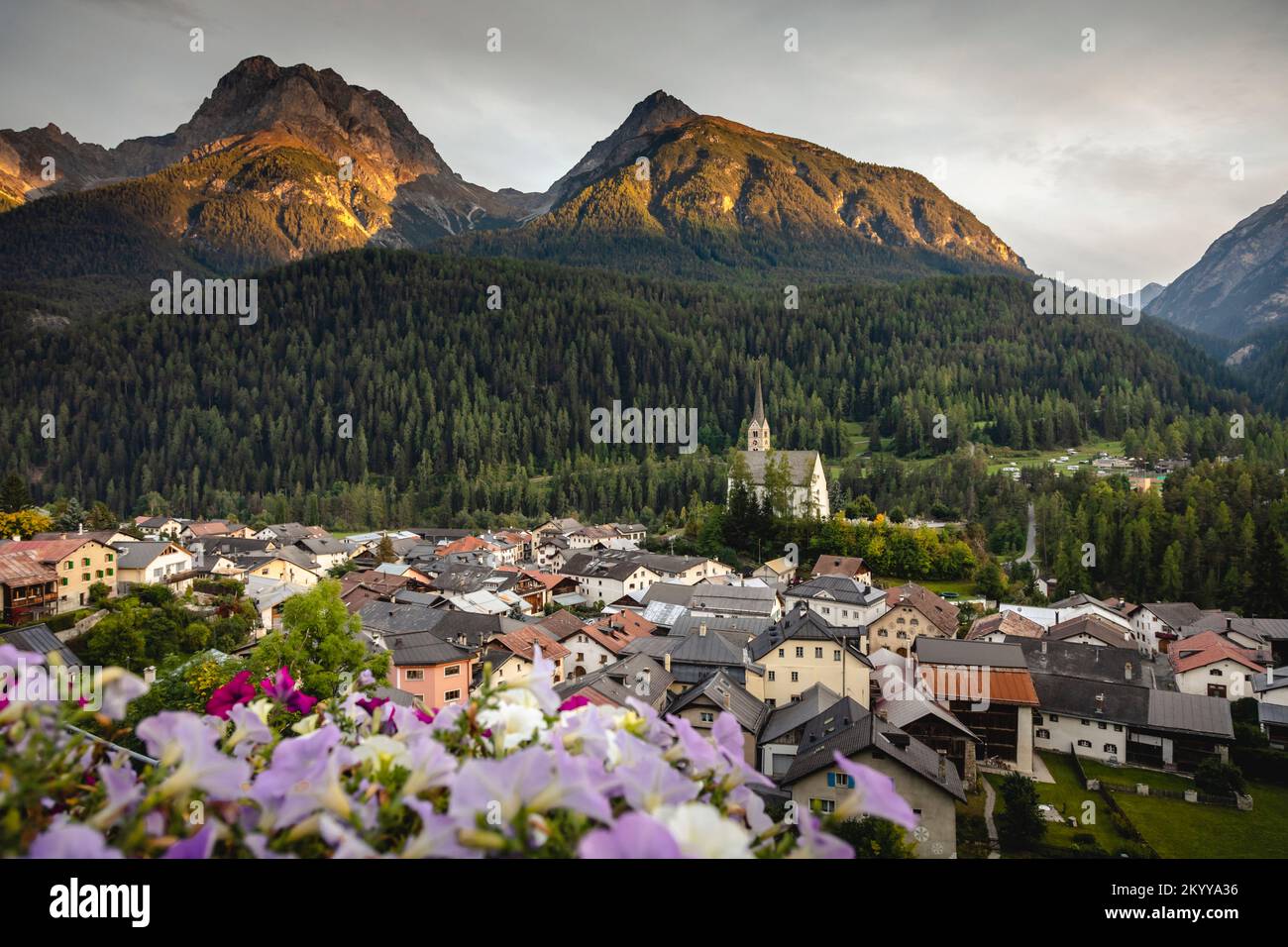Paesaggio idilliaco del villaggio di Scuol, Engadina, Alpi svizzere, Svizzera Foto Stock