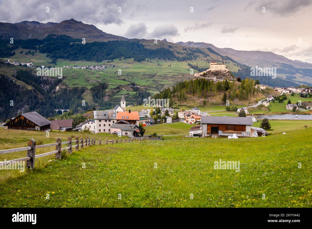Paesaggio idilliaco del villaggio di Scuol Tarasp, Engadina, Alpi svizzere, Svizzera Foto Stock