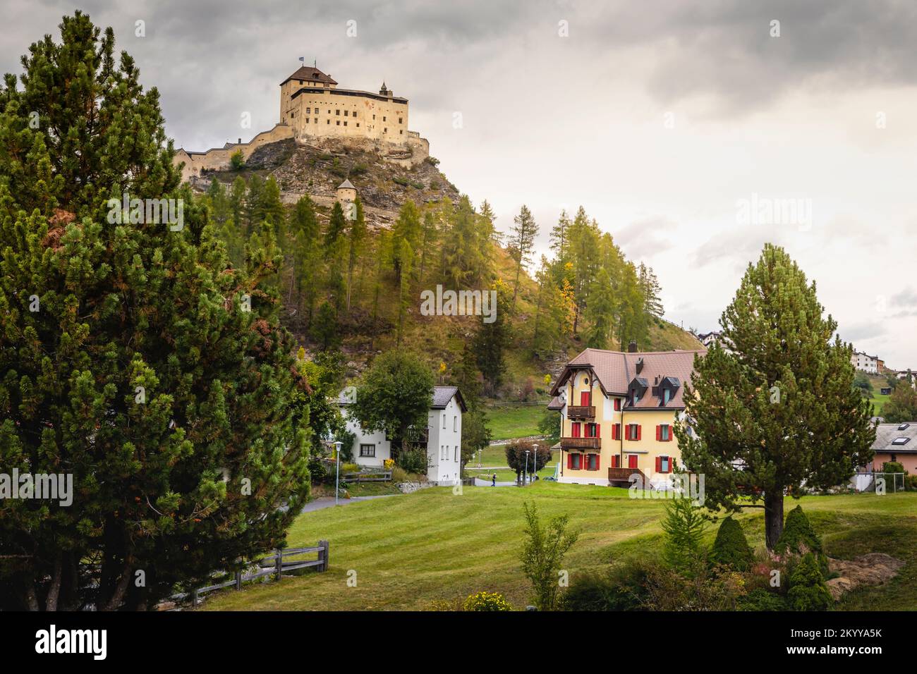Paesaggio idilliaco del villaggio di Scuol Tarasp, Engadina, Alpi svizzere, Svizzera Foto Stock