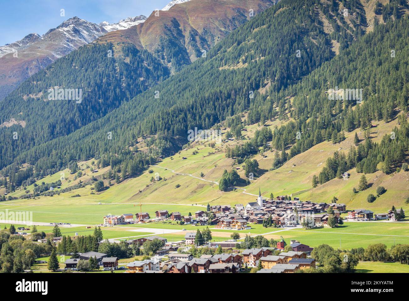 Idilliaco paesaggio di villaggio nel Cantone di Graubunden, Alpi svizzere, Svizzera Foto Stock