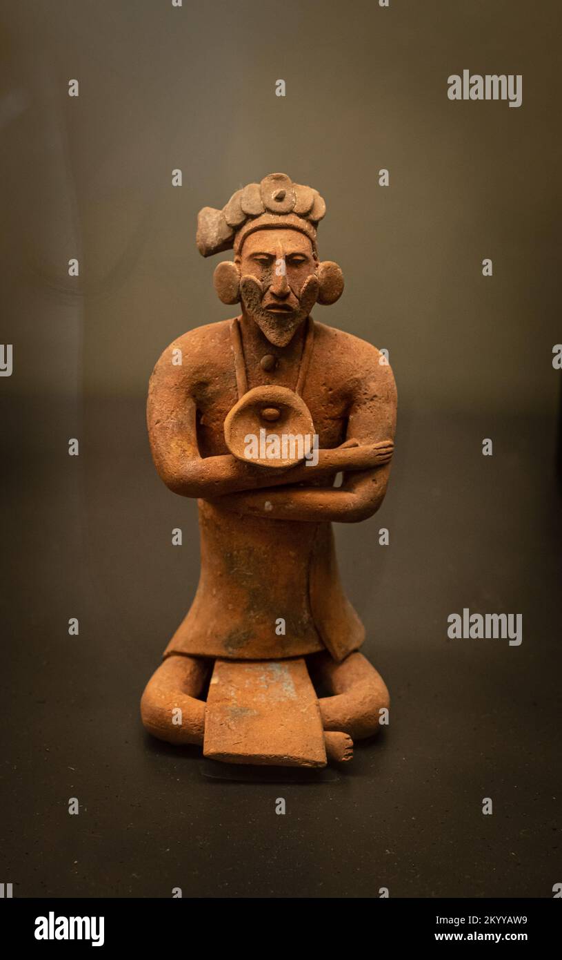 Fischio in ceramica maya raffigurante un maschio che indossa una maschera. Tardo classico, Campeche, Messico. Foto Stock
