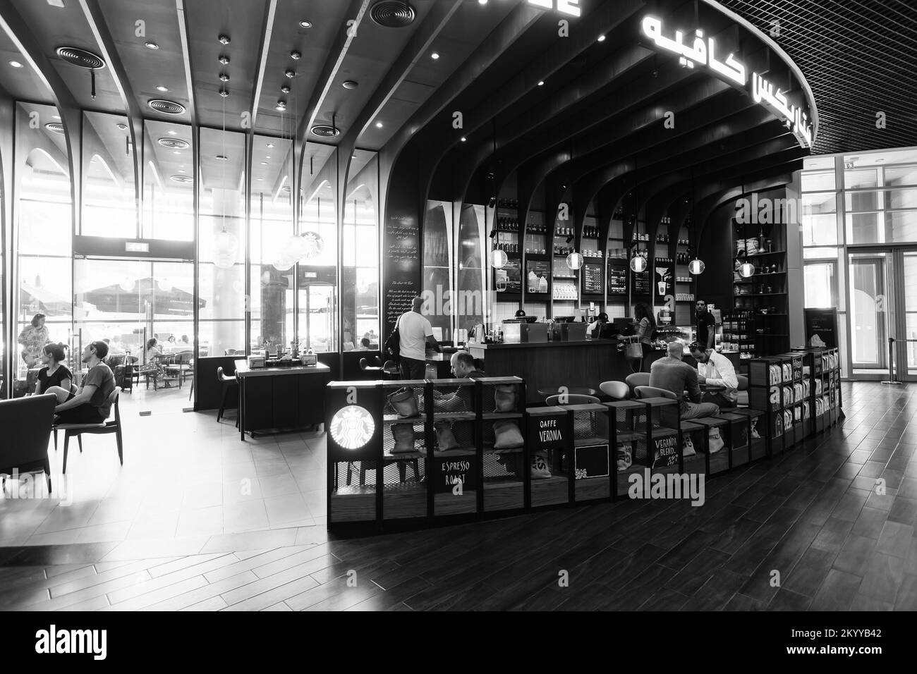 DUBAI - 15 OTTOBRE 2014: Interno dello Starbucks Cafe presso il Dubai Mall. Starbucks è la più grande azienda di caffè del mondo, con più di 2300 Foto Stock