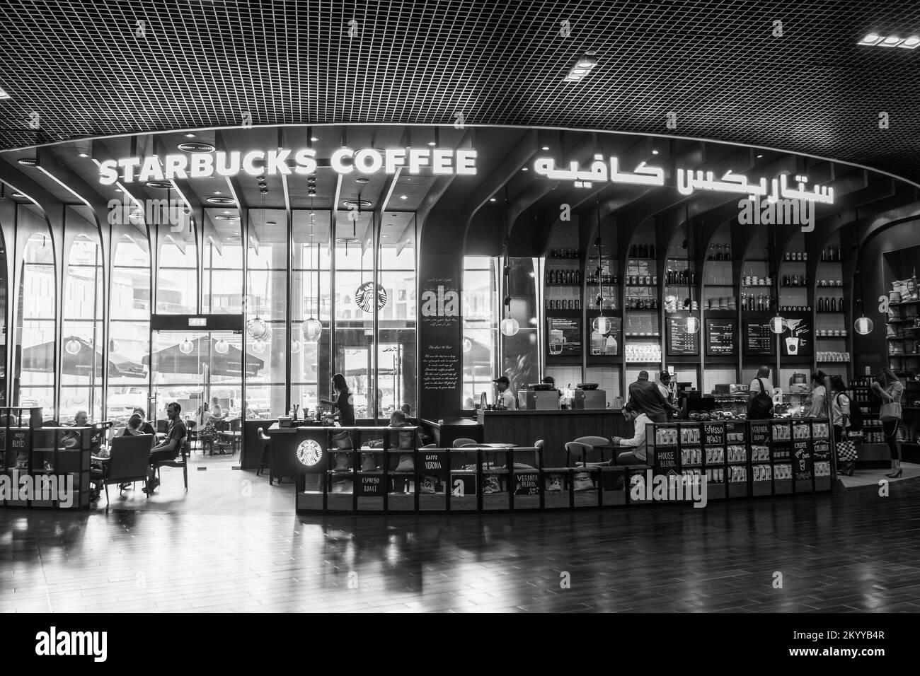 DUBAI - 15 OTTOBRE 2014: Interno dello Starbucks Cafe presso il Dubai Mall. Starbucks è la più grande azienda di caffè del mondo, con più di 2300 Foto Stock