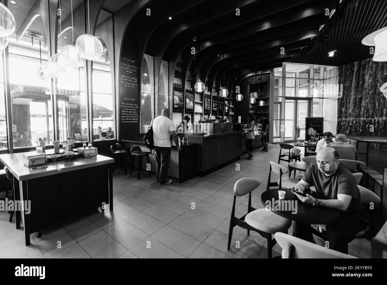 DUBAI - 15 OTTOBRE 2014: Interno dello Starbucks Cafe presso il Dubai Mall. Starbucks è la più grande azienda di caffè del mondo, con più di 2300 Foto Stock