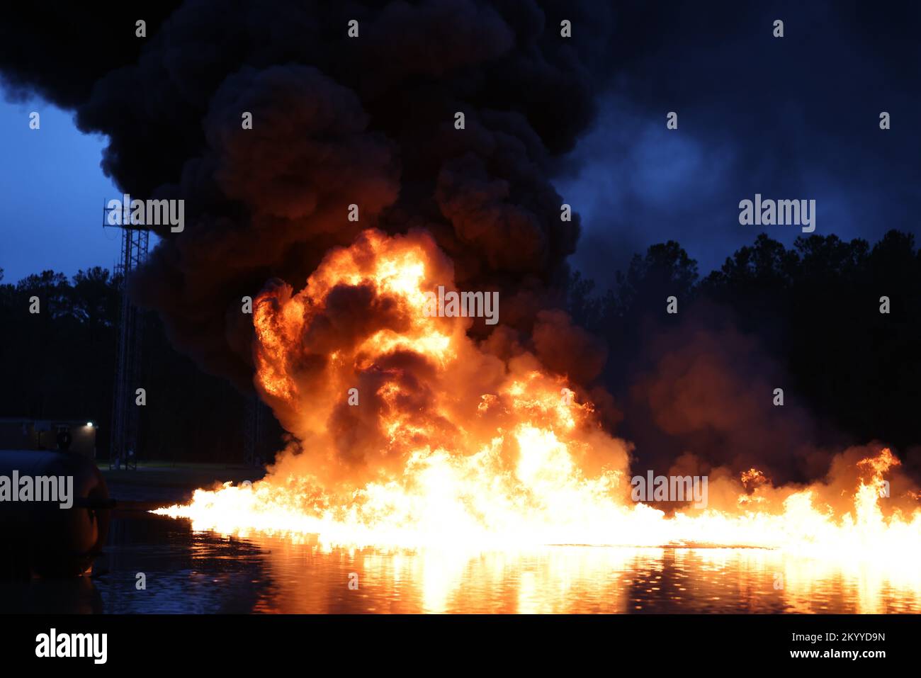 Marine Wing Support Squadron (MWSS) 472 Expeditionary Fire Rescue Platoon (EFR), ha condotto un'esercitazione dal vivo presso la Marine Corps Air Station (MCAS) Cherry Point, North Carolina, 16 novembre 2022. MWSS-472 EFR, un'unità di riserva, ha collaborato con la stazione Aircraft Rescue and Fire Fighting per completare i requisiti annuali e utilizzare simulatori di formazione non disponibili all'interno dell'unità. (STATI UNITI Corpo marino foto di CPL. Symira Bossic) Foto Stock