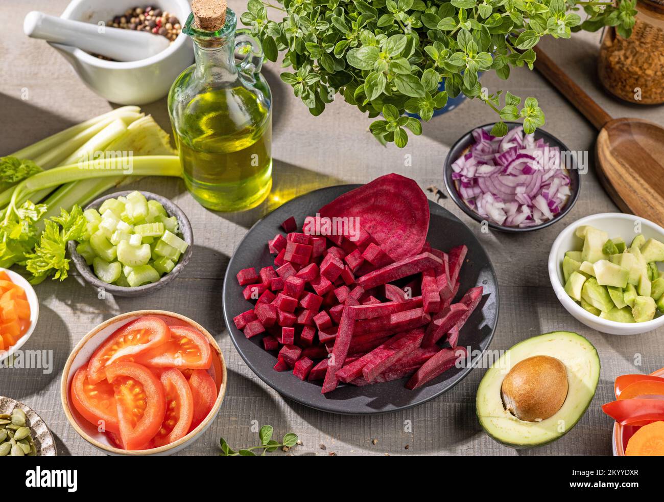 varie verdure fresche crude per makin g sano pasto vegano Foto Stock