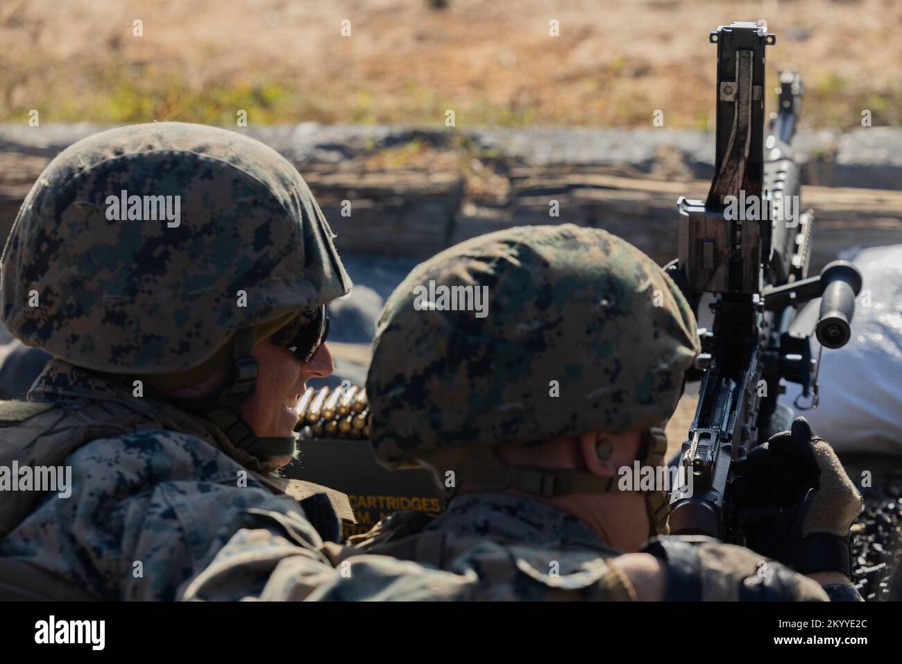 STATI UNITI Marines con Marine Wing Support Squadron (MWSS) 273, Marine Air Control Group 28, 2nd Marine Aircraft Wing (MAW), e Combat Logistics Company (CLC) 23, 2nd Battaglione di manutenzione, ricaricare una mitragliatrice da M240B a ft. Stewart, Georgia, novembre 4 2022. Marines con MWSS-273 e CLC-23 ha esercitato l'impiego delle mitragliatrici a coppie per creare campi di fuoco sovrapposti. (Foto corpo marino di Lance CPL. Kyle Baskin) Foto Stock