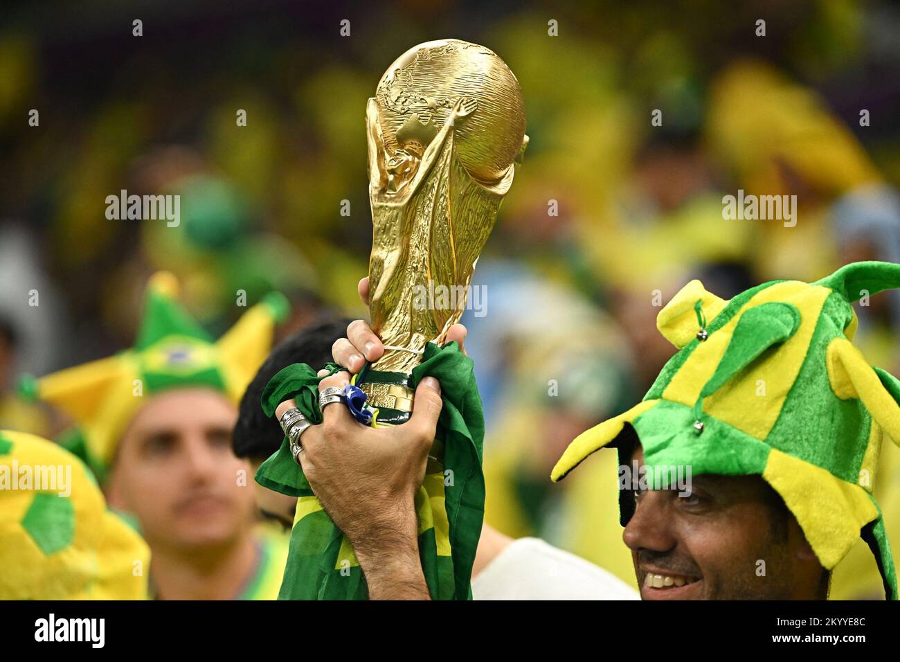 Doha, Qatar. 02nd Dec, 2022. I fan brasiliani partecipano alla partita Camerun contro Brasile della Coppa del mondo FIFA Qatar 2022 al Lusail Stadium di Doha, Qatar, il 2 dicembre 2022. Foto di Laurent Zabulon/ABACAPRESS.COM Credit: Abaca Press/Alamy Live News Foto Stock