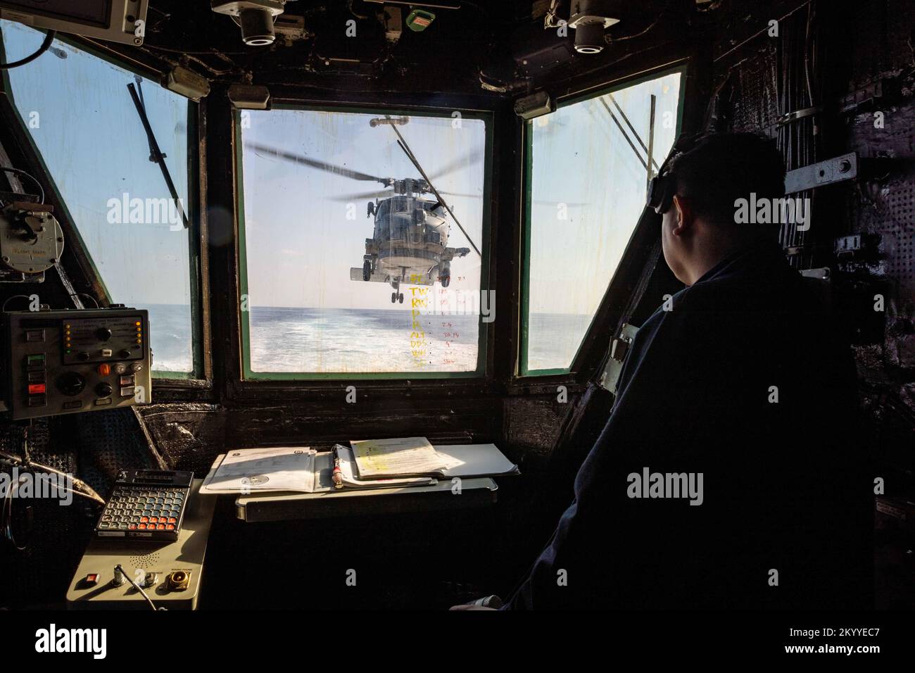 MEDITERRANEO (1 dicembre 2022) Retail Services Specialist 1st Class Richard Infante, si trova nella torre di controllo dell'elicottero del cacciatorpediniere missilistico guidato di Arleigh Burke USS Roosevelt (DDG 80), 1 dicembre 2022. Roosevelt, attualmente collegata al Charles de Gaulle Carrier Strike Group, è in programma di schieramento negli Stati Uniti Naval Forces Europe area of Operations, impiegato dagli Stati Uniti Sesta flotta per difendere gli interessi degli Stati Uniti, alleati e partner. (STATI UNITI Foto Navy di Mass Communication Specialist 2nd Class Danielle Baker/rilasciato) Foto Stock