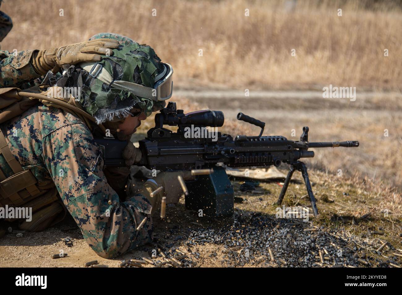 STATI UNITI Navy Corpsman Petty Officer 3rd Class Christopher Solis con Marine Wing Support Squadron (MWSS) 171 spara una mitragliatrice leggera M249 durante l'esercitazione Eagle Wrath al Japan Ground Self-Defense Force Camp Nihonbara, Giappone, 9 marzo 2022. Da quando arruolarsi negli Stati Uniti Navy nel novembre del 2017, Solis ha lavorato insieme a Marines e si è guadagnato il Fleet Marine Force pin, che rappresenta un rito di passaggio per tutti i Corpsmen che lavorano insieme a Marines. (STATI UNITI Corpo marino foto di CPL. Calah Thompson) Foto Stock