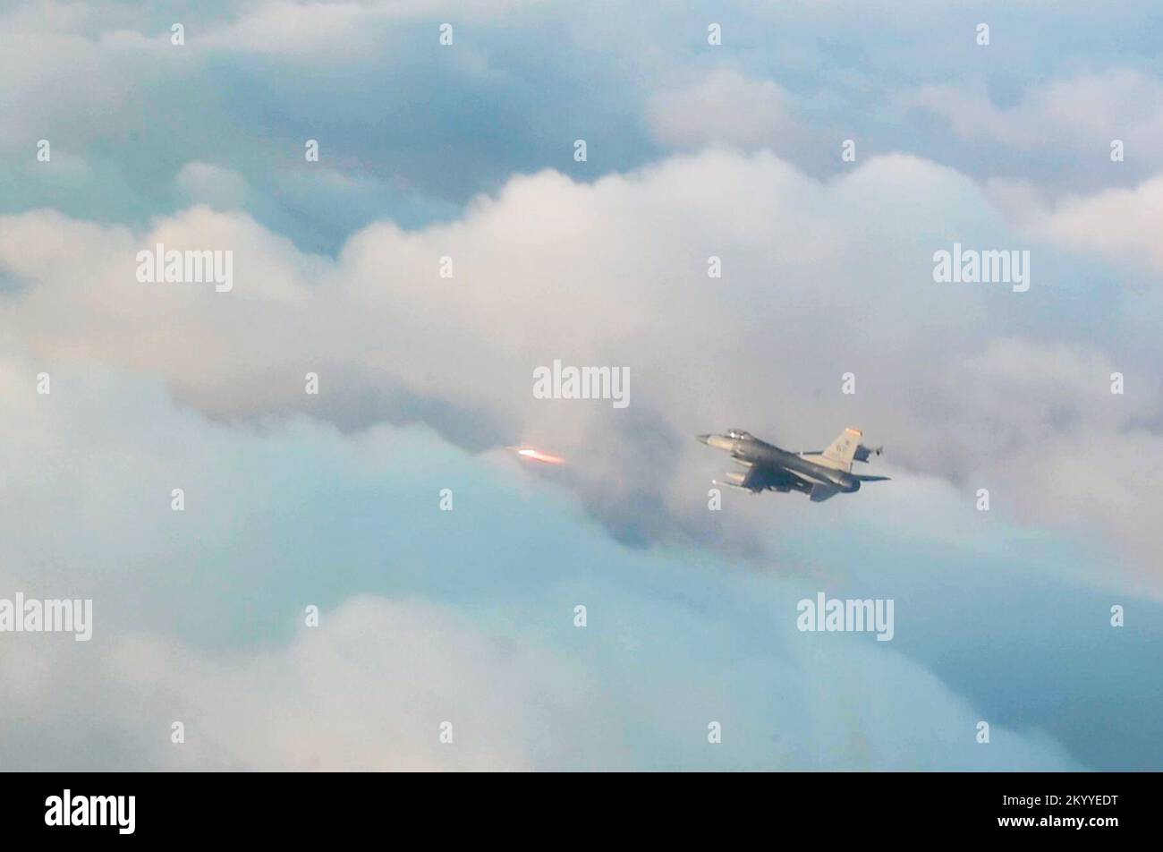 An 8th Operations Group F-16 Fighting Falcon spara un missile AIM-9 ad un avversario simulato durante un allenamento nei cieli vicino alla base aerea di Kunsan, Repubblica di Corea, 1 dicembre 2022. La KUNSAN, insieme a molte altre installazioni militari, ha una posizione di “lotta stasera”, garantendo che possano rapidamente impiegare aerei per combattere gli avversari nella regione indomPacifico. (STATI UNITI Air Force foto di staff Sgt. Sadie Colbert) Foto Stock