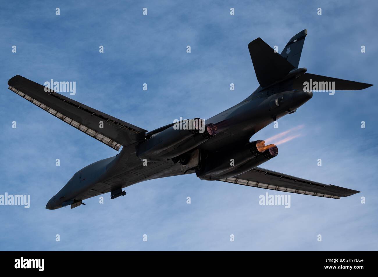 Un ballerino B-1, assegnato alla base dell'aeronautica di Dyess, decollerà per una missione Weapons School Integration (WSINT) alla base dell'aeronautica di Nellis, Nevada, 28 novembre 2022. WSINT testa le capacità dei piloti e dei membri dell'equipaggio per aumentare l'efficienza e rafforzare il lavoro di squadra. (STATI UNITI Foto Air Force di Airman 1st Class Josey Blades Foto Stock