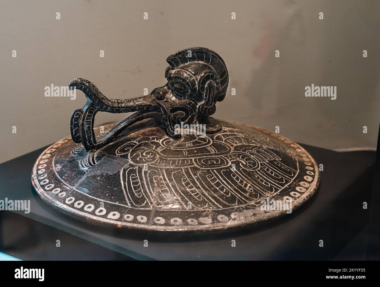 Coperchi di vasi Maya raffiguranti un Cormorano. Classico antico, Campeche, Messico. Foto Stock