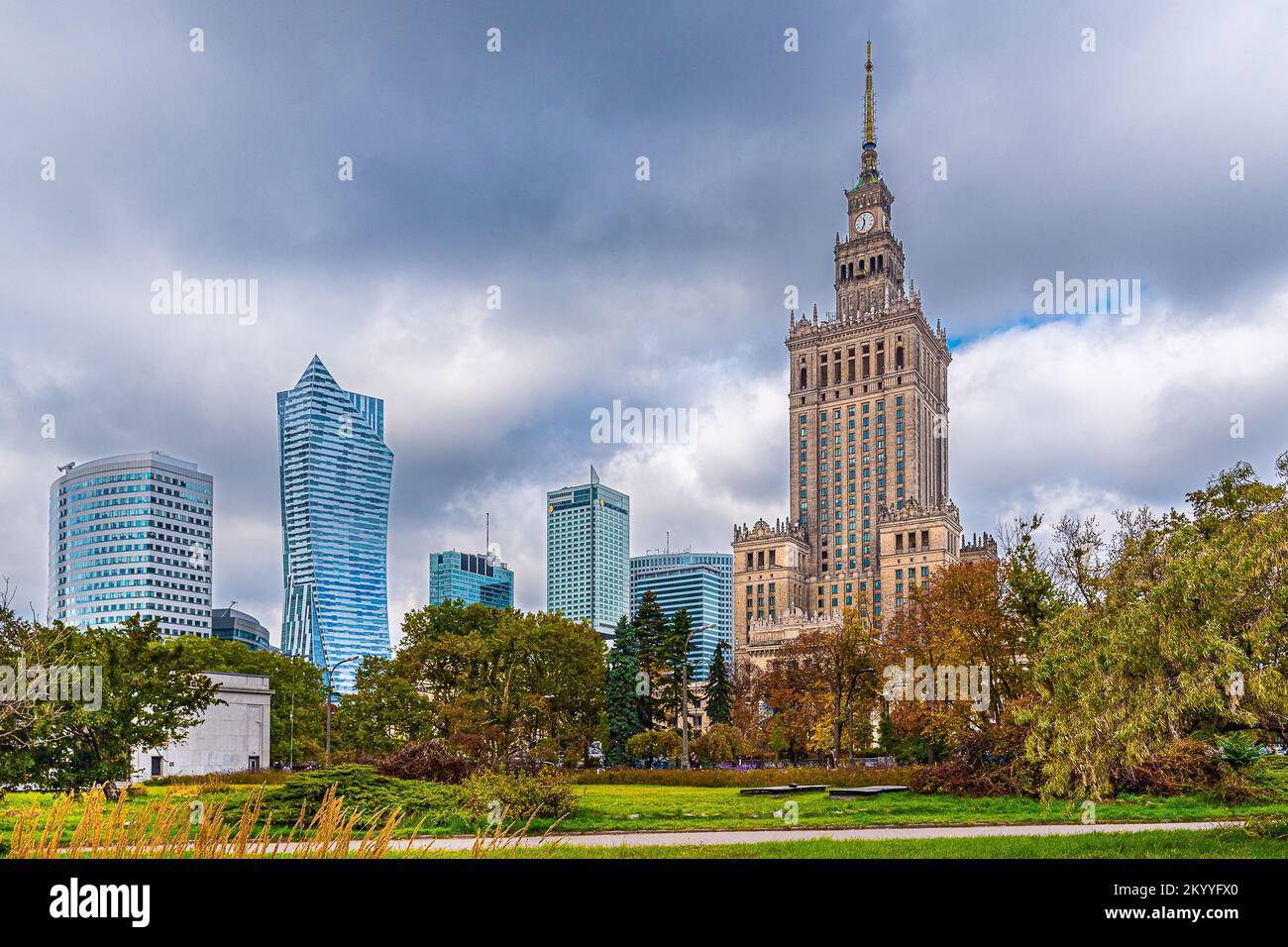 Varsavia. Vista sul Palazzo della Cultura e della Scienza, il centro di Varsavia. Sullo sfondo, gli alti edifici del centro di Varsavia. Foto Stock