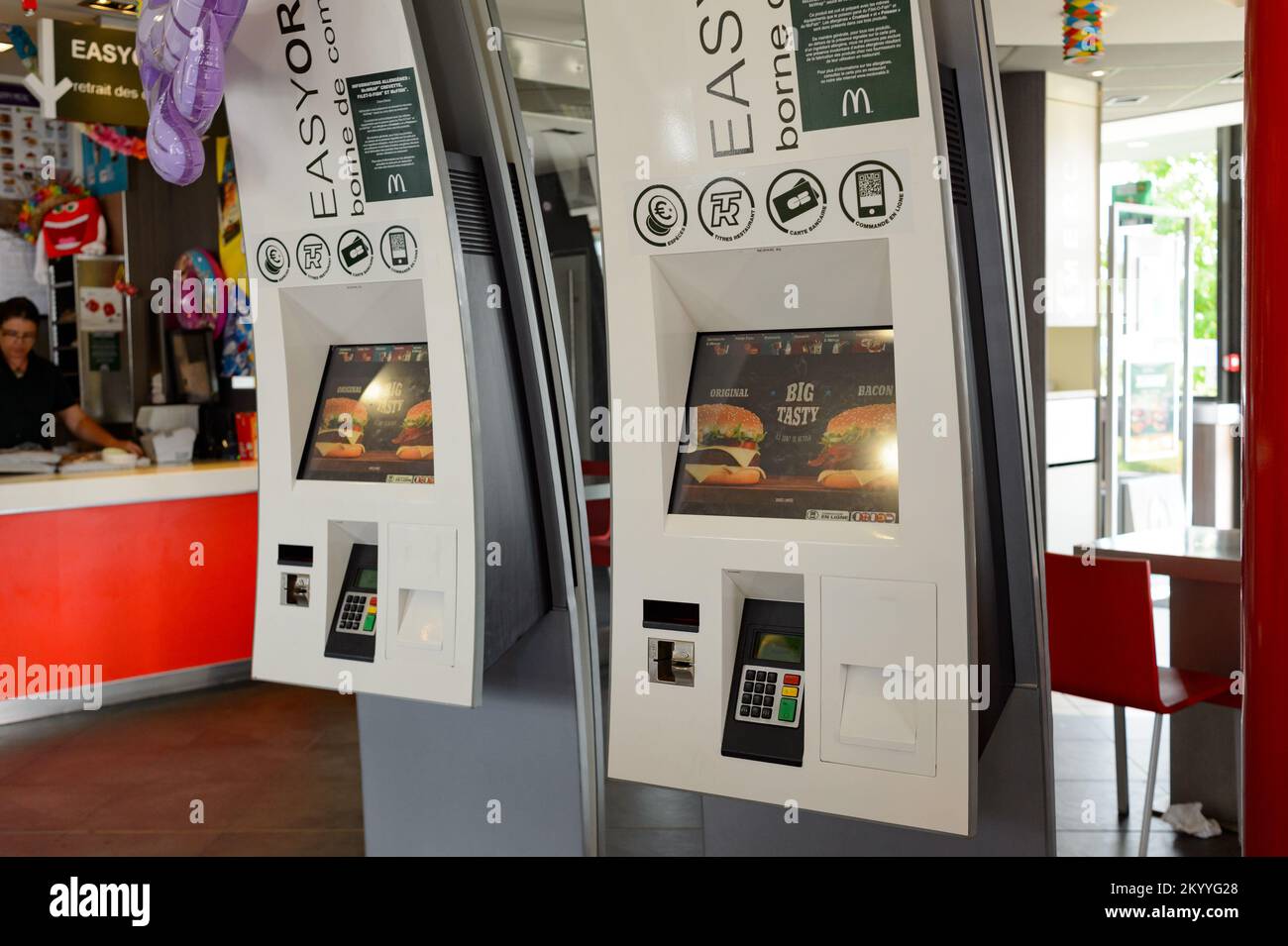 LE PIAN-MEDOC, FRANCIA - 13 AGOSTO 2015: Interno del ristorante McDonald's. McDonald's è la più grande catena di fast food al mondo Foto Stock