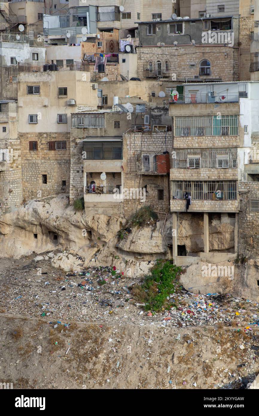 8 novembre 2022 Una vista ravvicinata dell'alloggiamento locale sovraffollato e compattato con i suoi rifiuti scaricati visti dalla terrazza vicino al tunnel di Ezechia Foto Stock