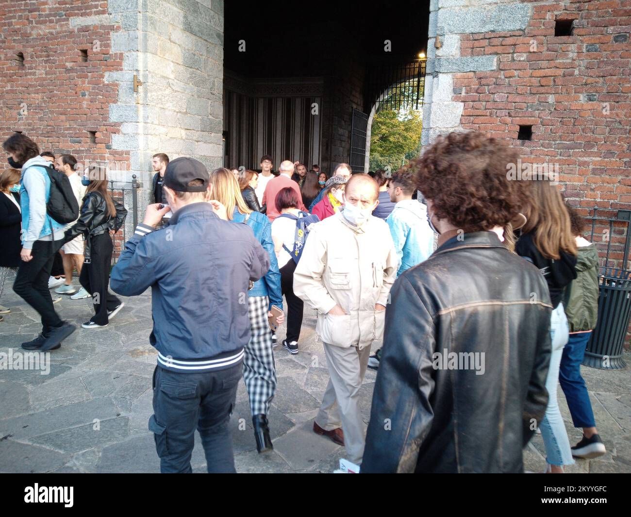 Persone e turisti al Castello Sforzesco di Milano, 2021. Foto Stock