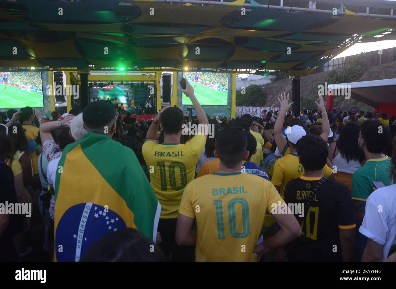 2 dicembre 2022, Natal, Rio Grande do Norte, Brasile: (INT) Coppa del mondo FIFA Qatar 2022: I tifosi guardano la partita di calcio tra Brasile e Camerun nella città di Natal. 2 dicembre 2022, Natal, Rio Grande do Norte, Brasile: I tifosi seguono il soccer match tra Brasile e Camerun, nel Gruppo G della Coppa del mondo FIFA Qatar 2022, in Via Costeira Senador Dinarte Medeiros Mariz, a Natal, Rio Grande do Norte, Venerdì (2) (Credit Image: © Jose Aldenir/TheNEWS2 via ZUMA Press Wire) Foto Stock