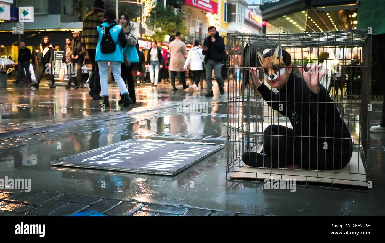 Smirne, Turchia. 02nd Dec, 2022. Il gruppo vegano per i diritti degli animali Afalina, che si è riunito per essere una voce per la libertà degli animali in cattività, ha protestato contro la schiavitù degli animali con l'esibizione della gabbia e ha risposto alle domande della folla curiosa sullo stile di vita Vegano. Credit: İdil Toffolo/Alamy Live News Foto Stock